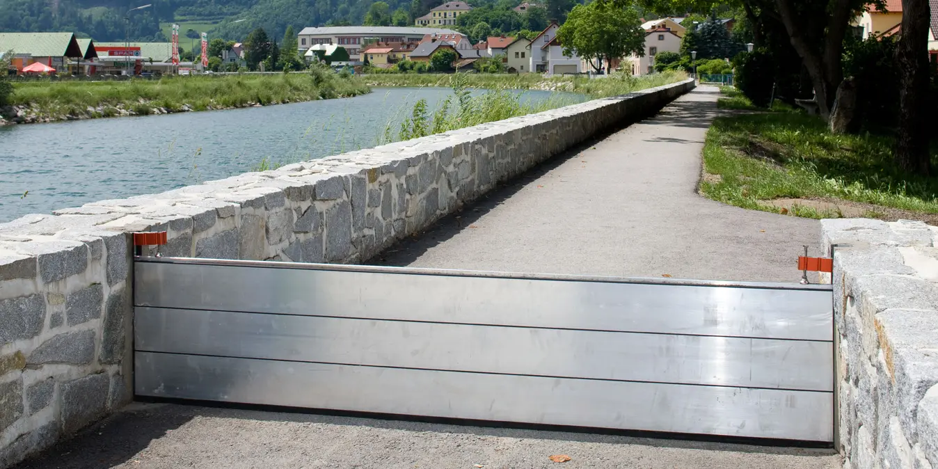 Postavljena PREFA zaštita od poplava pored rijeke