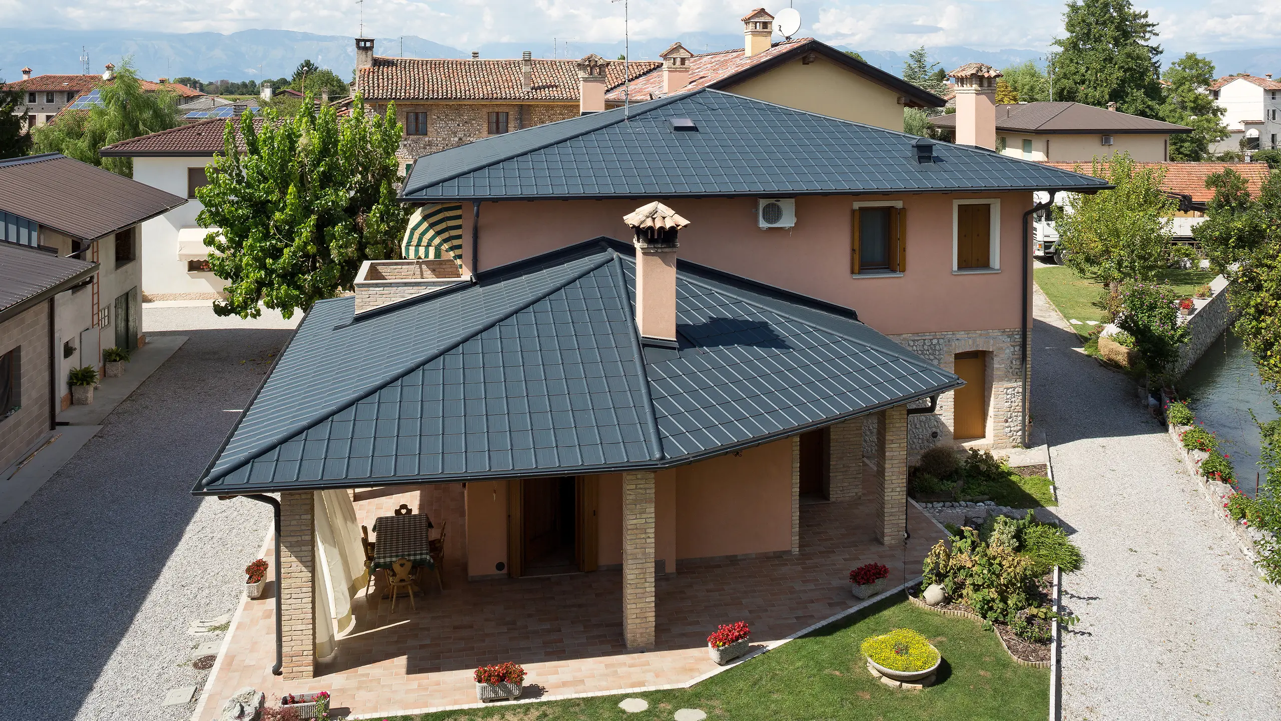 Italijanska vila sa tipičnim četvorovodnim (šatorastim) krovom s PREFA krovnom pločom u P.10 antracit boji