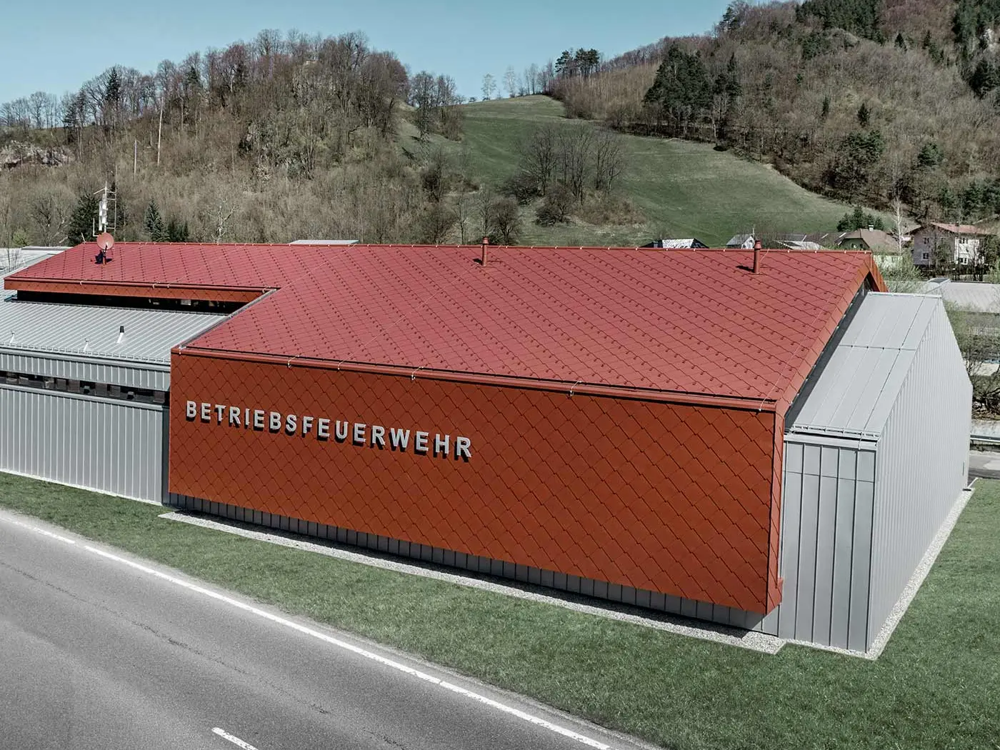 Nova vatrogasna stanica vatrogasne službe kompanije PREFA i Neuman Aluminium obložena je novim krovnim i zidnim rombovima 44 × 44 u boji P.10 oksid crvena, kao i Prefalz oblogom u metalik srebrnoj boji.
