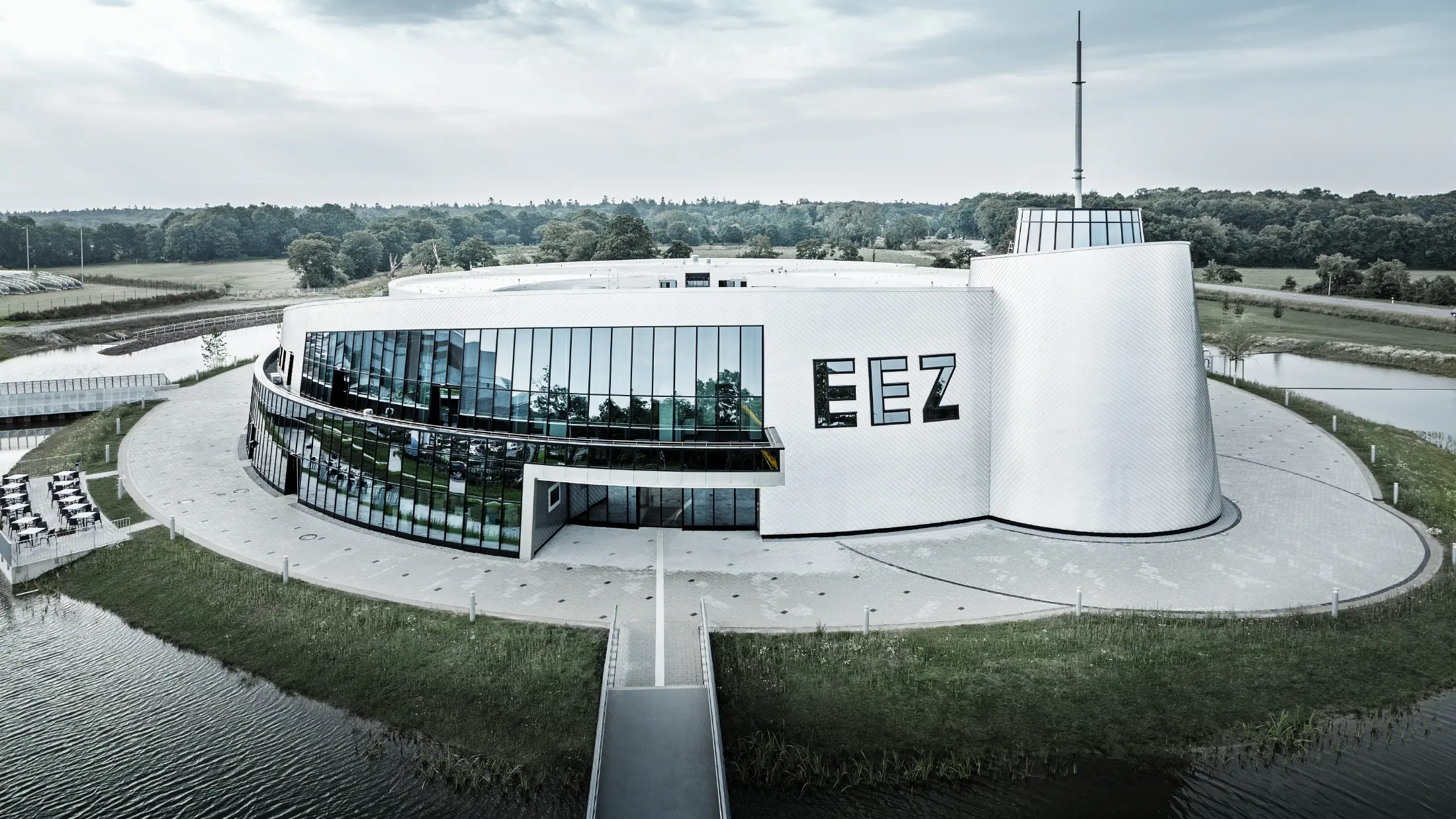 U naučno-obrazovnom centru u Aurichu (EEZ), mnogi zaobljeni dijelovi zgrade obloženi su PREFA zidnim rombovima 20 × 20 u natur aluminijumu.