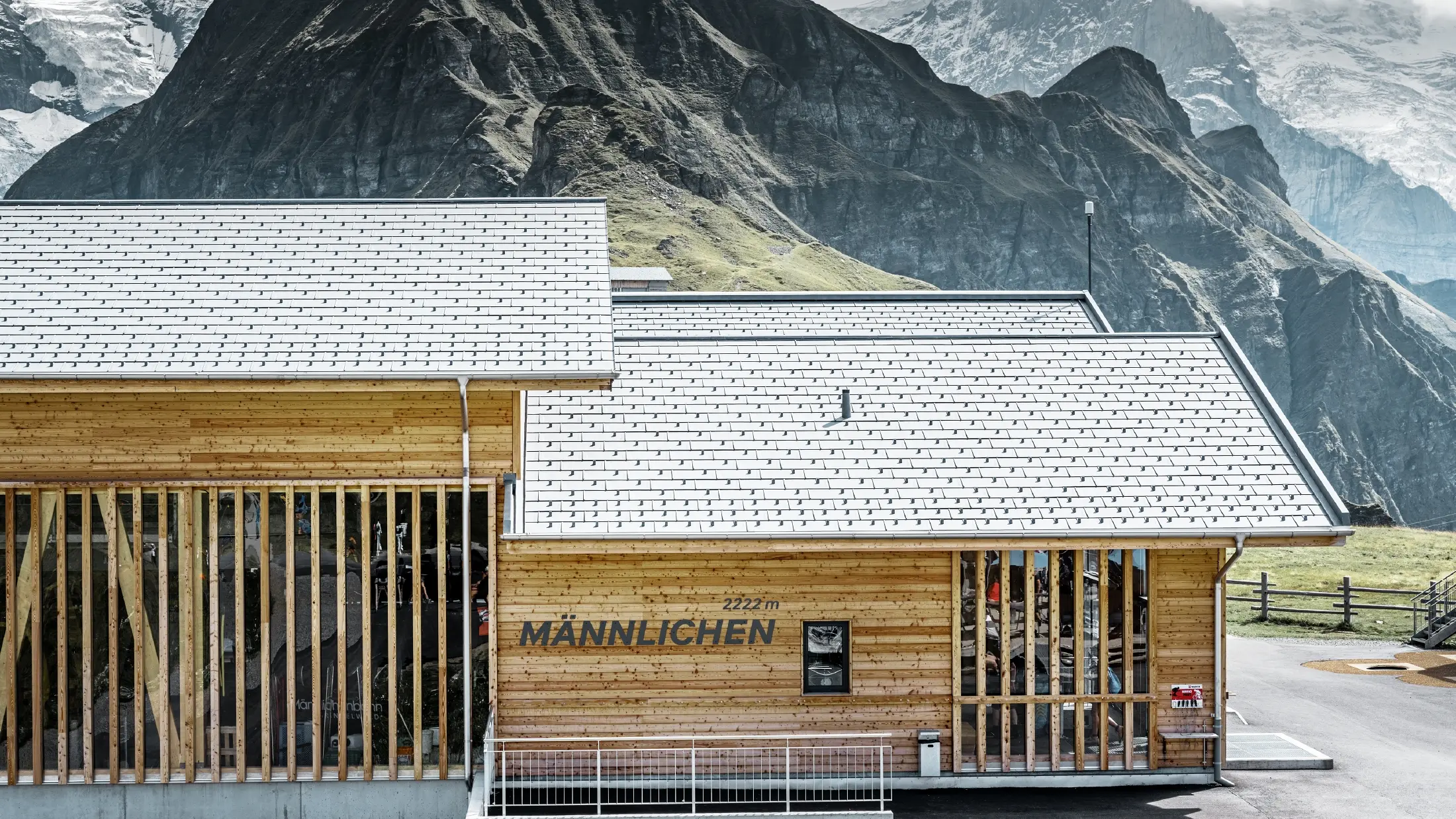 Planinska stanica Grindelwald-Männlichen pokrivena PREFA krovnom pločom R.16 u boji P.10 kameno siva