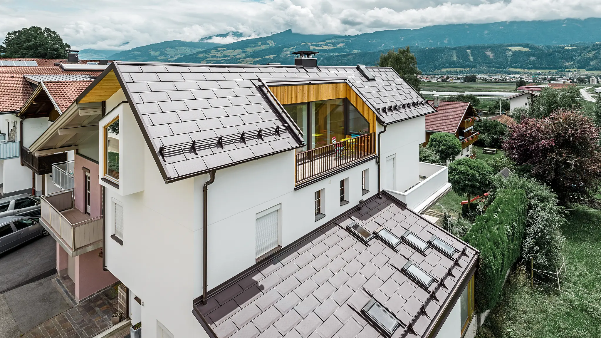 Nova stambena kuća u Tauru pokrivena je novom krovnom pločom R.16 proizvođača PREFA u smeđoj boji.
