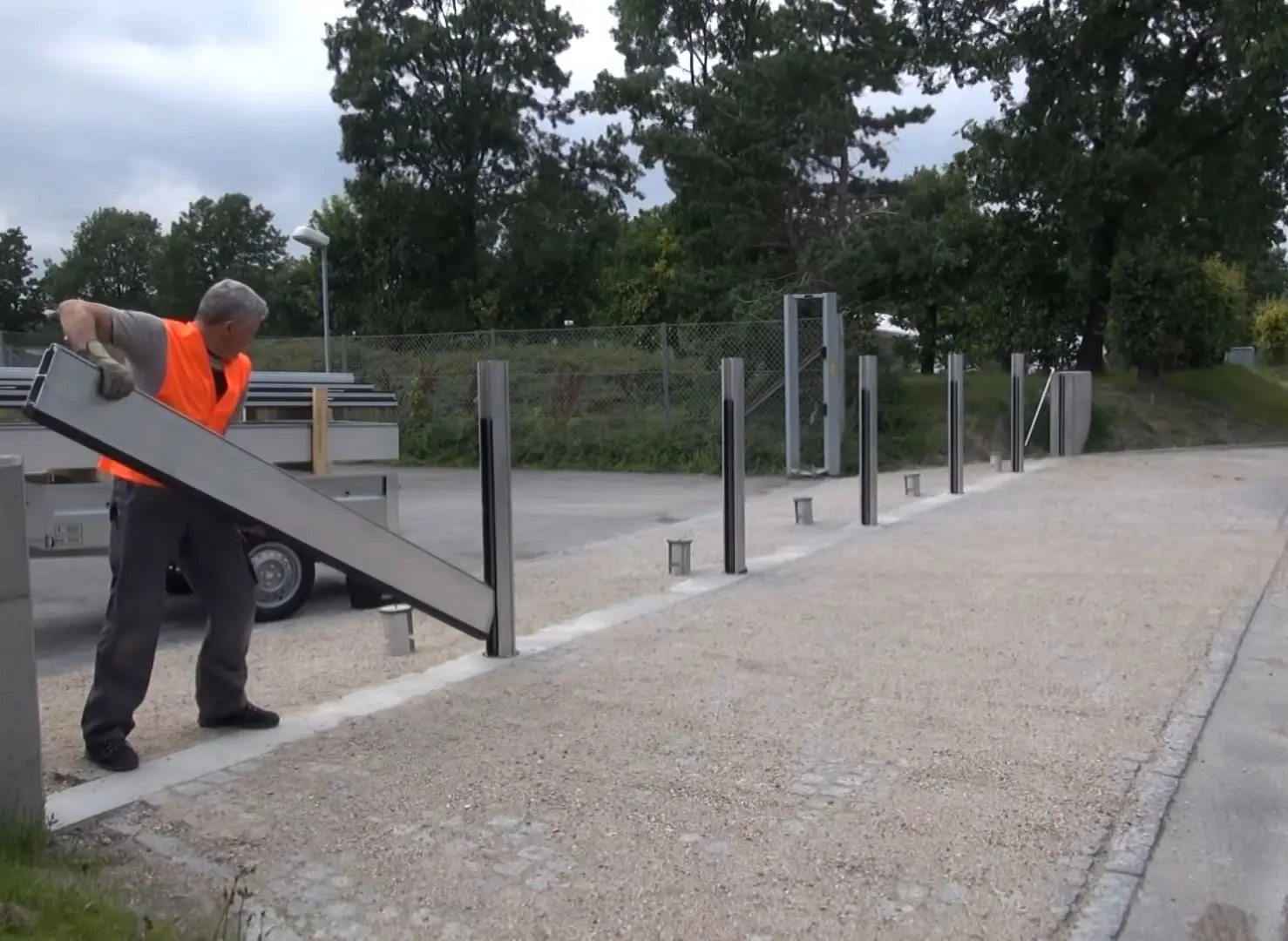Čovjek instalira PREFA zaštitu od poplava.