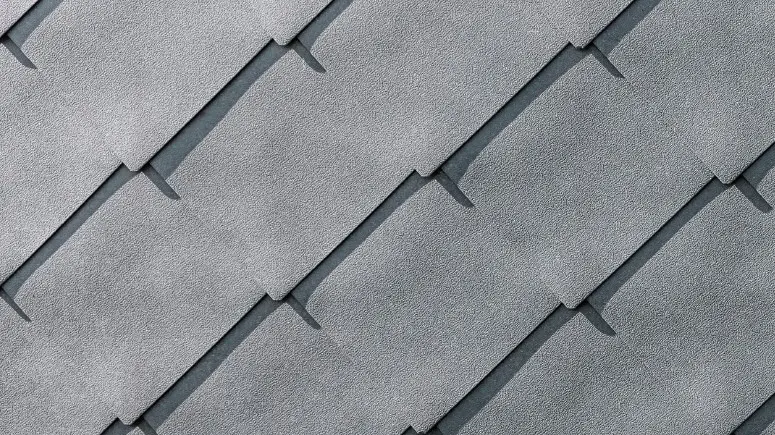 Detailaufnahme der PREFA Aluminium Wandrauten 44 × 44 in P.10 Steingrau