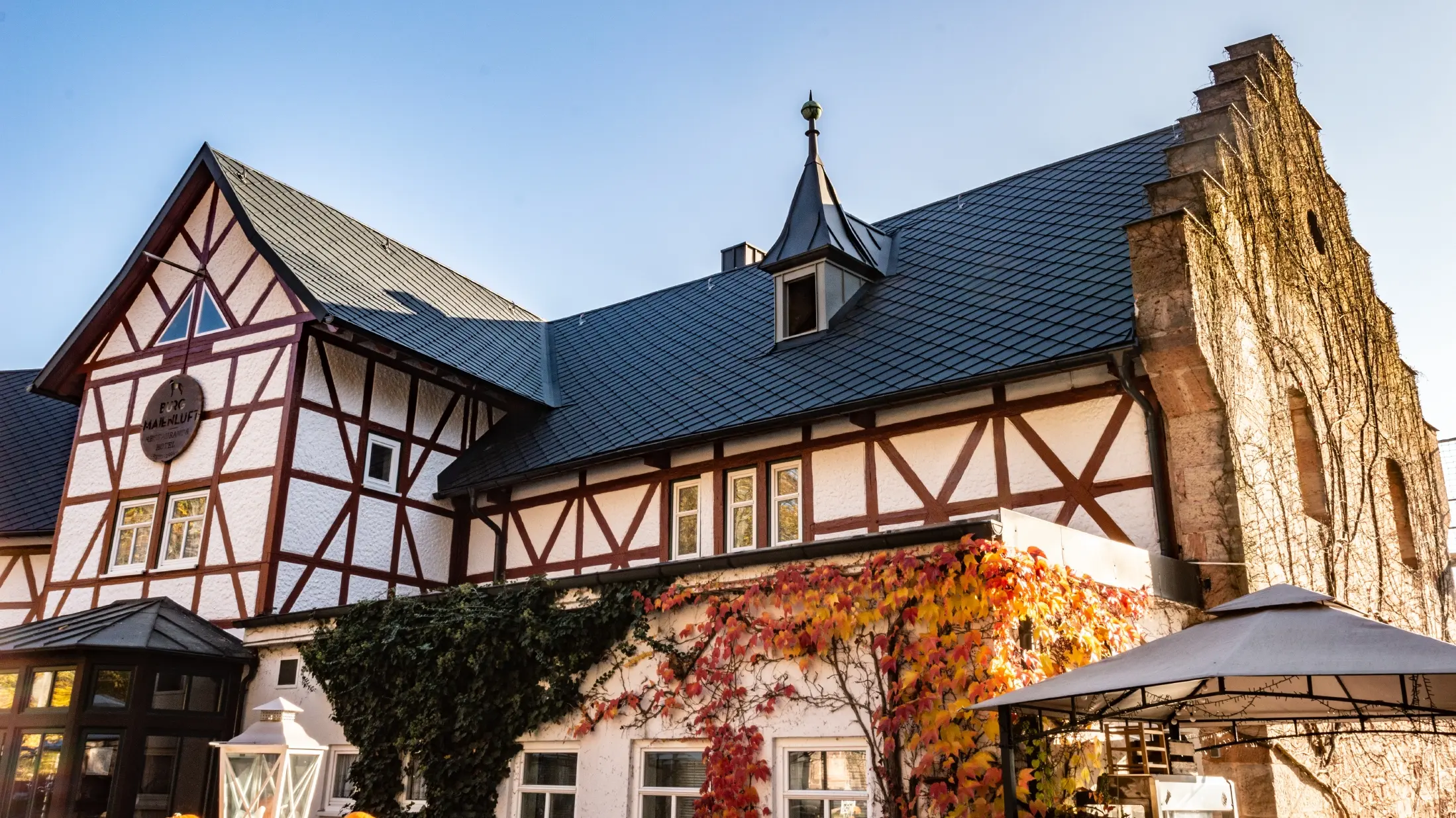 Hotel Burg Maienluft pokriven je PREFA krovnim rombovima 29 × 29 u antracit boji, dok je fasada zgrade tradicionalna drvena konstrukcija
