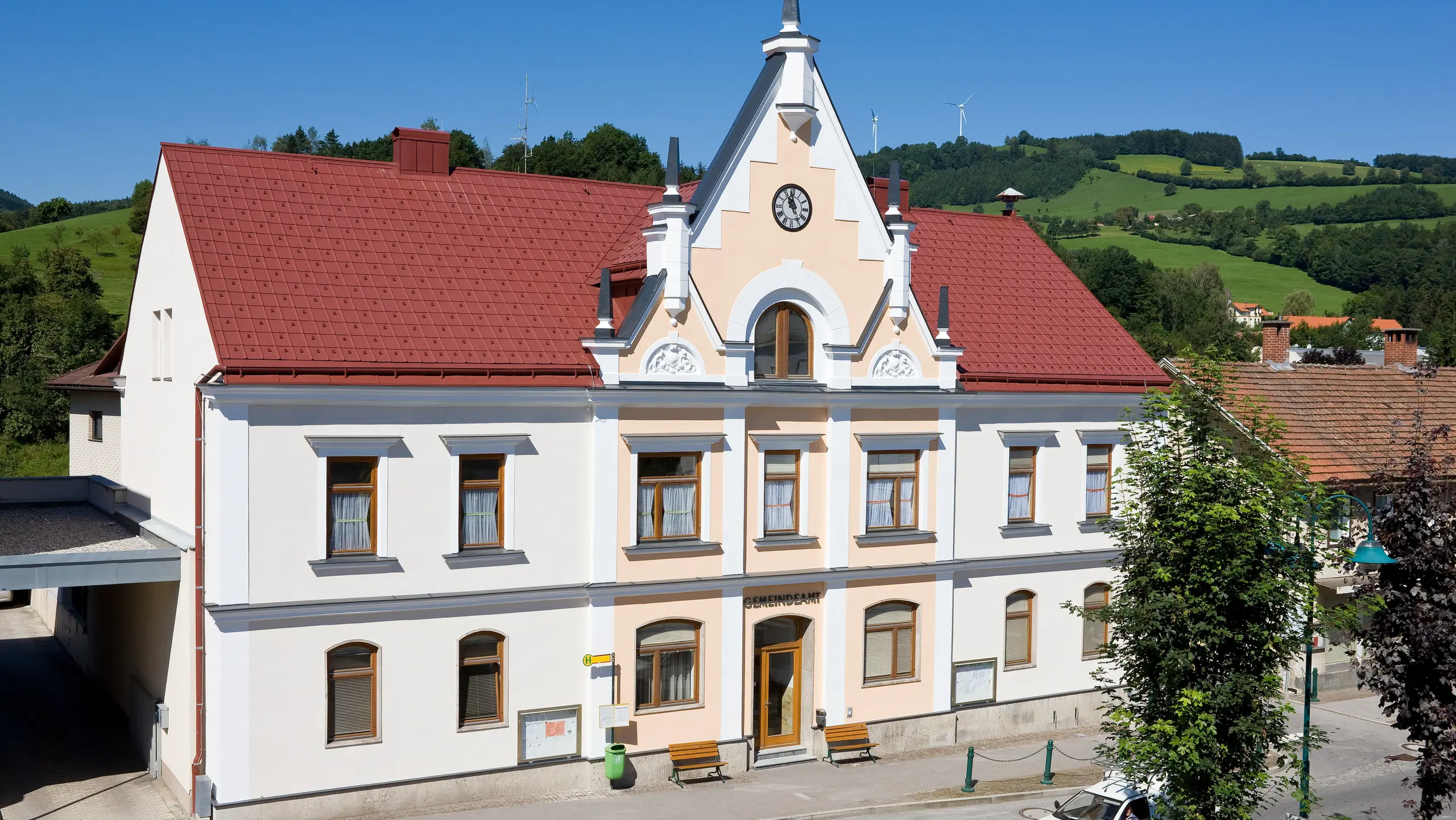 Opštinska kancelarija Traisena prekrivena PREFA krovnom pločom i PREFA ležećim olukom (nadgradni oluk)
