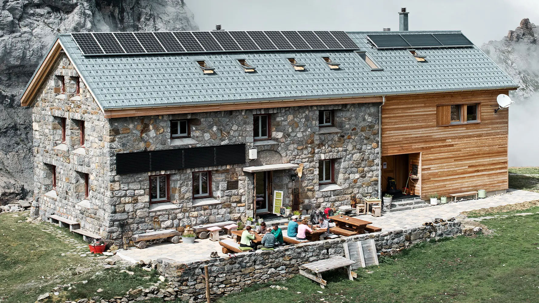 Švicarski planinarski dom Clariden nalazi se na visini od preko 2000 metara i pokriven je PREFA krovnim pločama u boji P.10 kameno siva